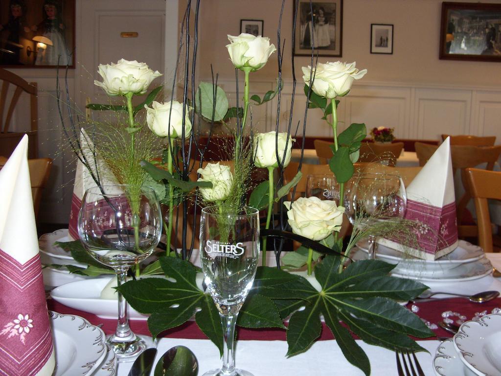 Ferienwohnungen Im Hotel Garni Zur Post Utersum ภายนอก รูปภาพ