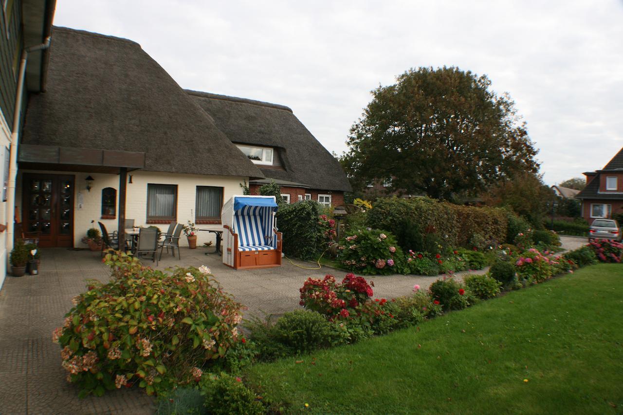 Ferienwohnungen Im Hotel Garni Zur Post Utersum ภายนอก รูปภาพ