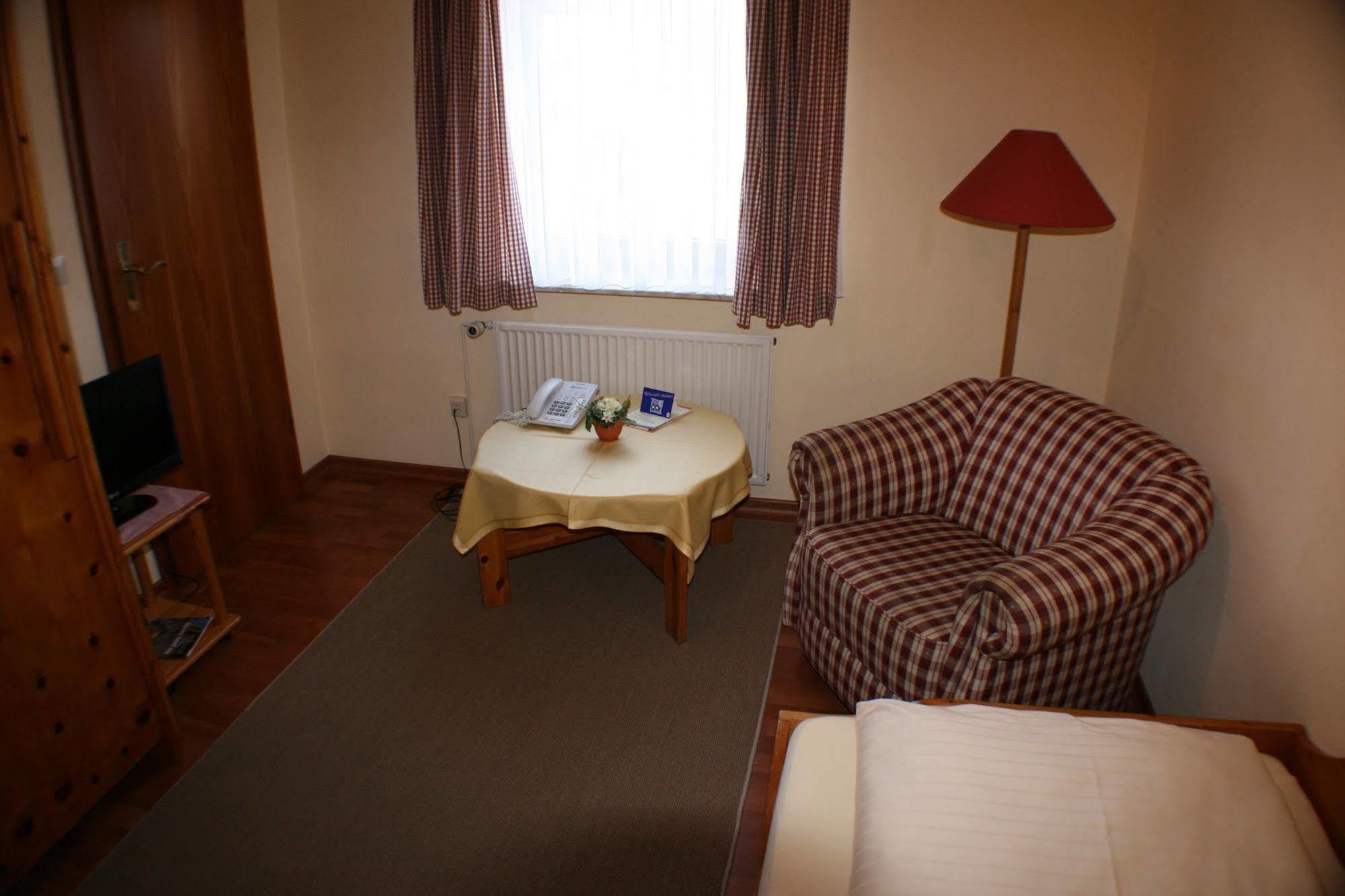 Ferienwohnungen Im Hotel Garni Zur Post Utersum ภายนอก รูปภาพ