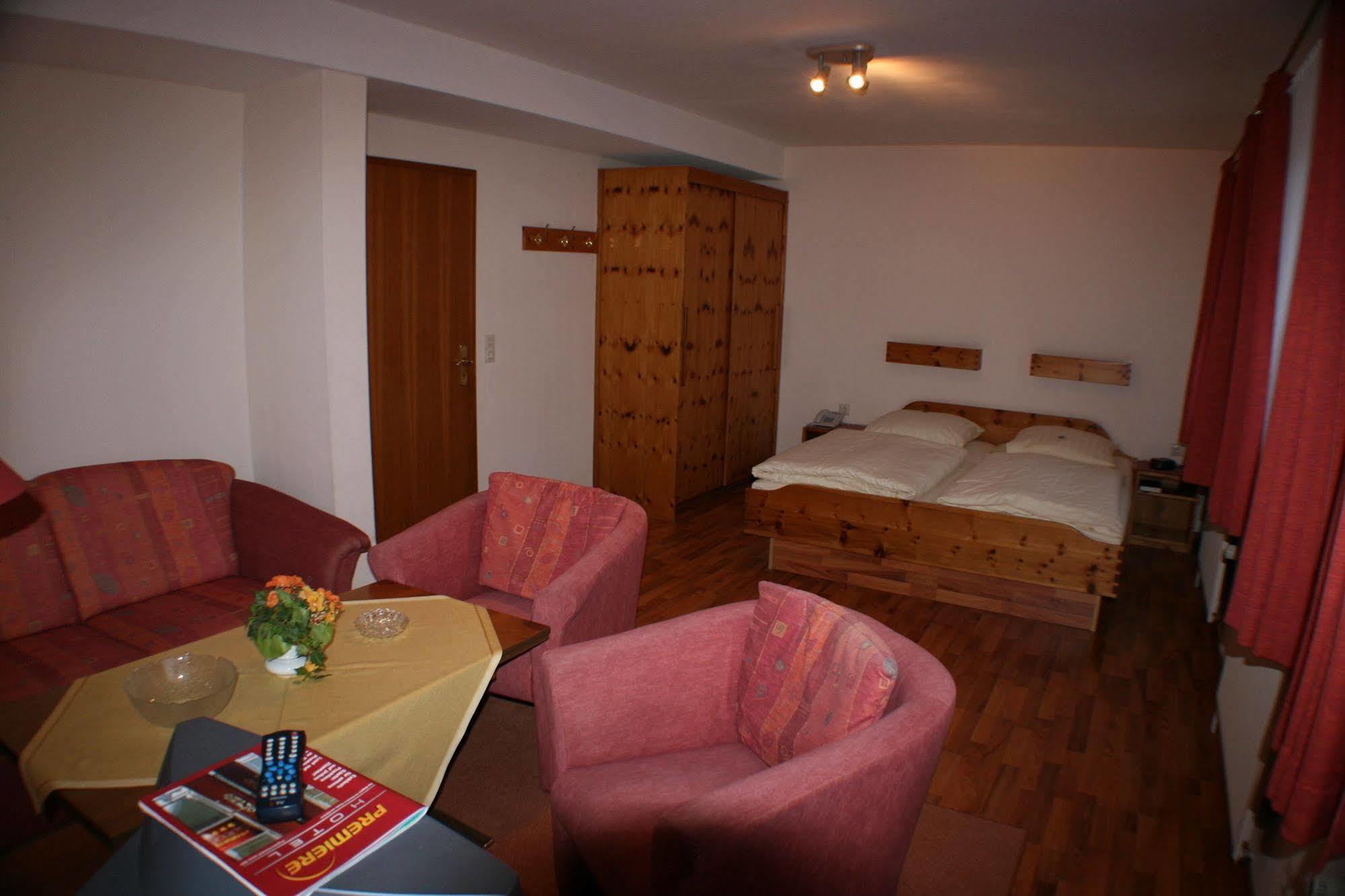 Ferienwohnungen Im Hotel Garni Zur Post Utersum ภายนอก รูปภาพ