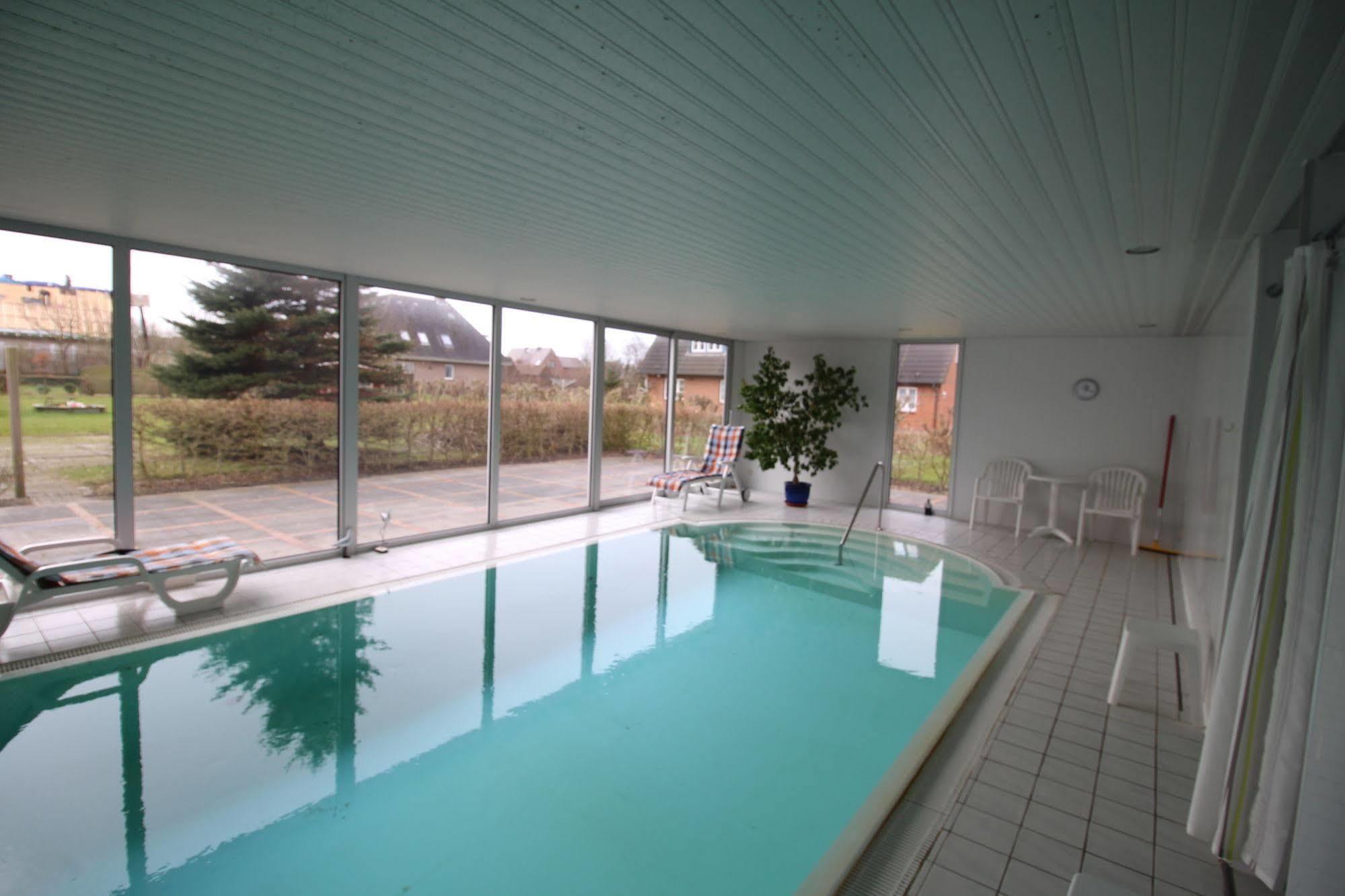 Ferienwohnungen Im Hotel Garni Zur Post Utersum ภายนอก รูปภาพ