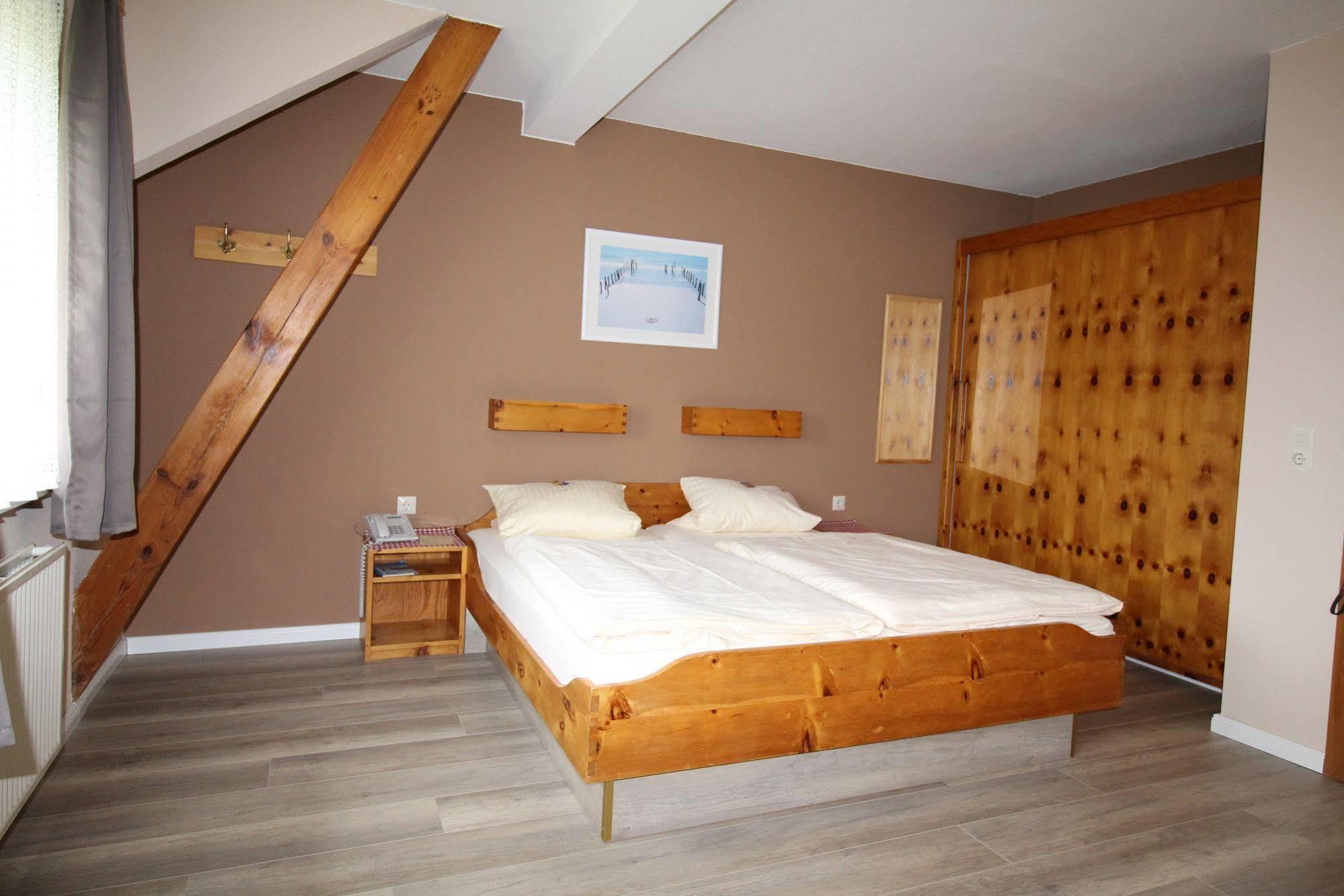 Ferienwohnungen Im Hotel Garni Zur Post Utersum ภายนอก รูปภาพ