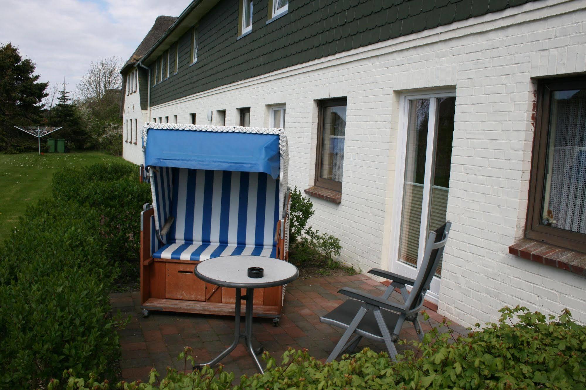 Ferienwohnungen Im Hotel Garni Zur Post Utersum ภายนอก รูปภาพ